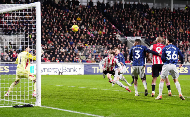 Брентфорд надигра лидера във Висшата лига Арсенал, но не успя да го победи