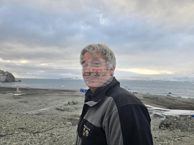 Чрез картирането на ледниците в Антарктика ние разчертаваме поле за научна дейност, каза за БТА физикът Олег Василев