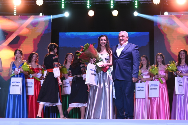 Община Кюстендил: С голям конкурс - спектакъл за 56-и път бе избрана “Девойка Кюстендилска пролет“