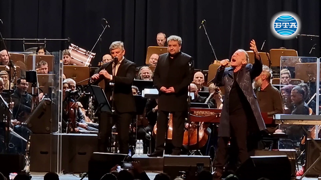 Брус Дикинсън запя „Ерген деда" на български език