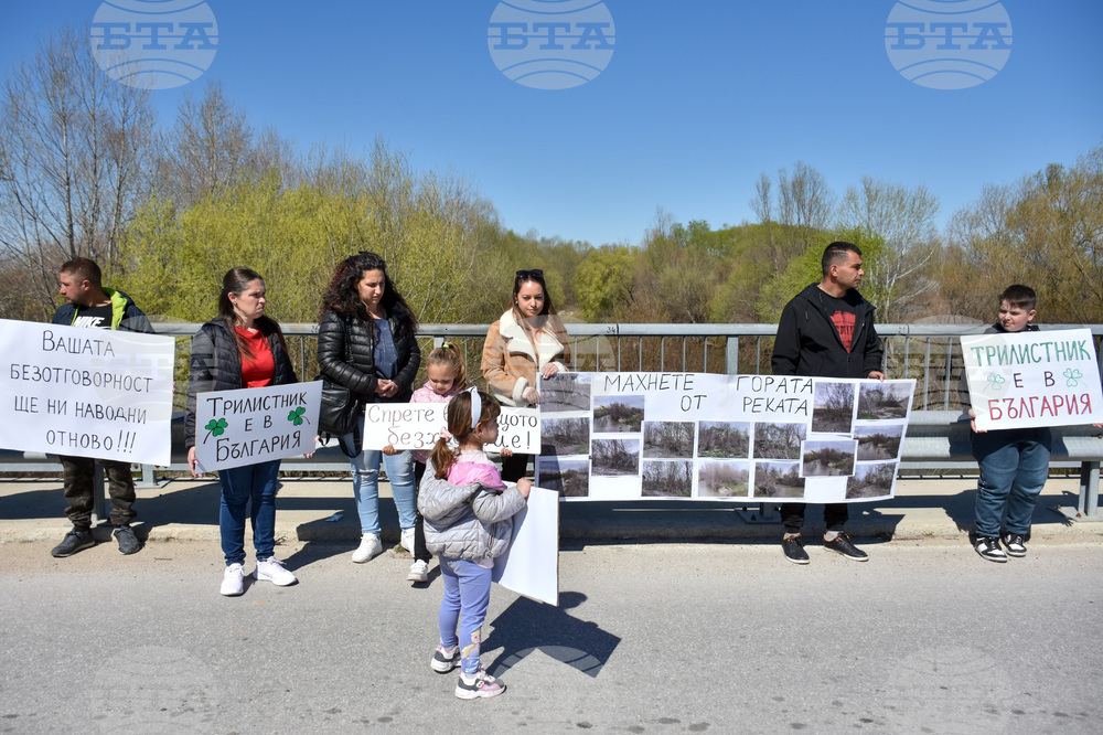 Село Трилистник - жители - протест - почистване на реката