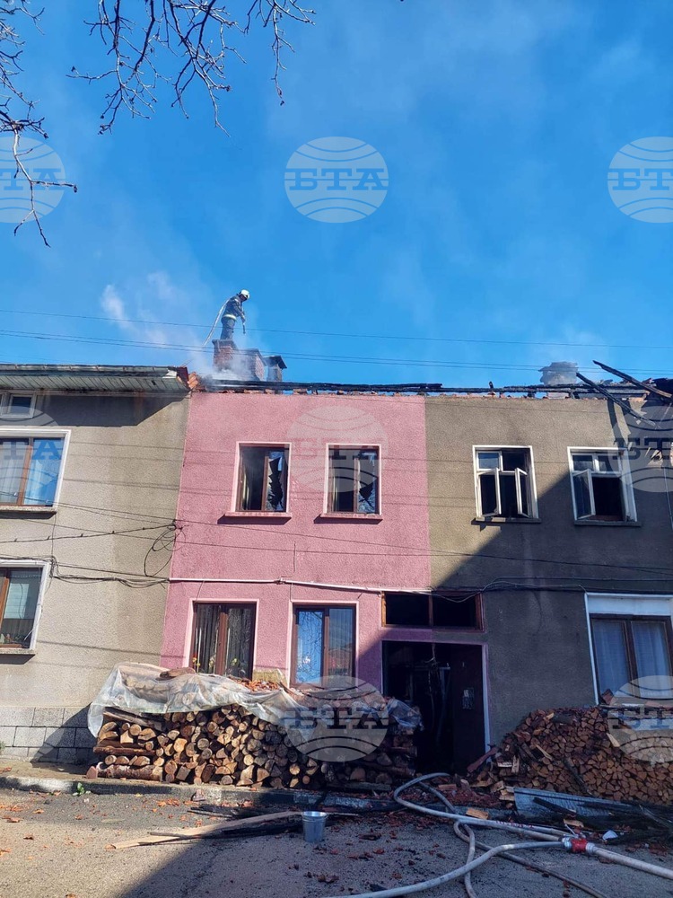 Пожар повреди тежко четири къщи в центъра на троянското село Черни Осъм