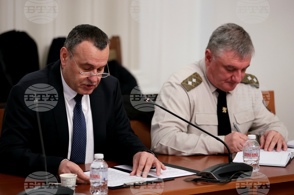 Парламент - Комисия по отбрана