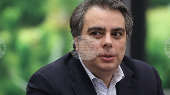 Искаме мандат от българските граждани за 121 депутати, каза председателят на ПП-ДБ Асен Василев