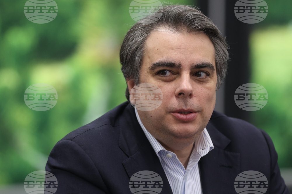 Искаме мандат от българските граждани за 121 депутати, каза председателят на ПП-ДБ Асен Василев