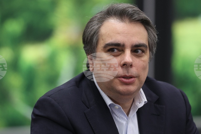 Искаме мандат от българските граждани за 121 депутати, каза председателят на ПП-ДБ Асен Василев