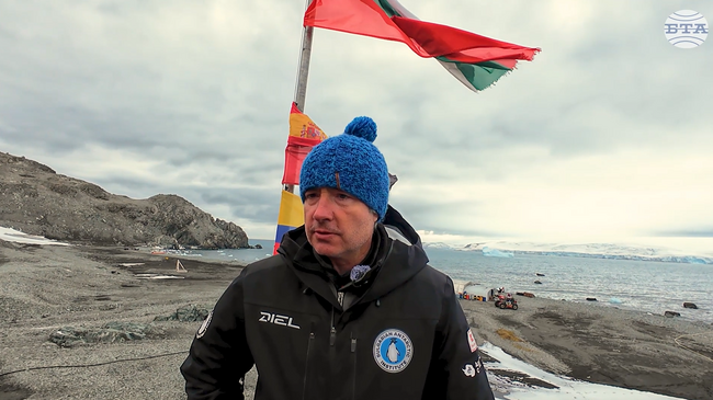 Чрез картирането на ледниците в Антарктика ние разчертаваме поле за научна дейност, каза за БТА физикът Олег Василев