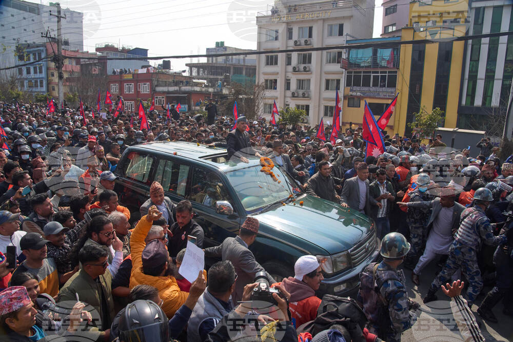Хиляди привърженици на бившия крал на Непал го посрещнаха на летището в столицата Катманду и скандираха за връщане на монархията