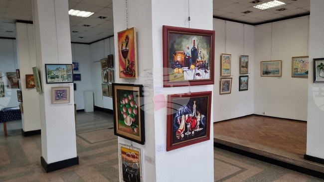 В Русе 17 художници разказват в изложба с повече от 100 картини за любовта, виното и традициите