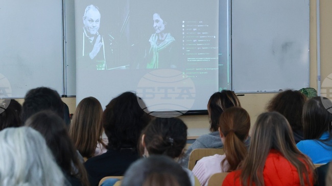 Онлайн среща с ученици в София бе с акцент върху разпознаването на вредните връзки в рамките на инициативата „Денят на червените флагове“ 