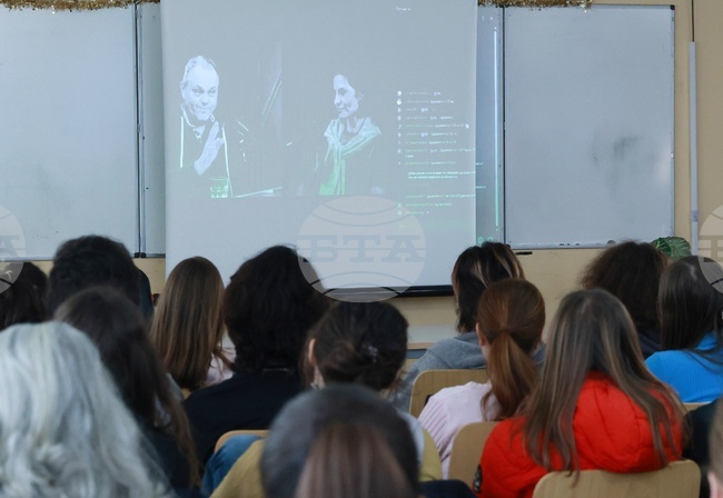 Онлайн среща с ученици в София бе с акцент върху разпознаването на вредните връзки в рамките на инициативата „Денят на червените флагове“ 