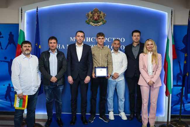 Министър Пешев награди шампиона на двойки от Australian Open Димитър Кисимов