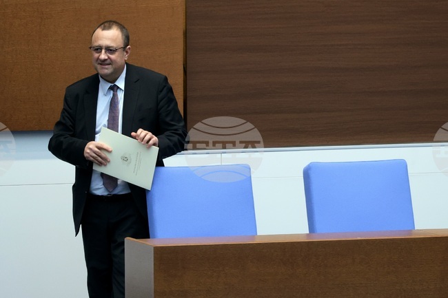 АПИ е възложила полагане на маркировка на два пътни участъка на територията в община Бобов дол; ще се работи при подходящи метеорологични условия, каза Иван Иванов