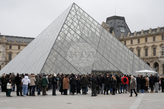 Представител на Лувъра заяви, че е невъзможно най-посещаваният музей в света да не бъде засегнат от измами