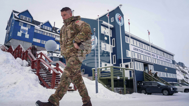 Датското Обединено арктическо командване евакуира член на екипажа на американска подводница в гренландски води
