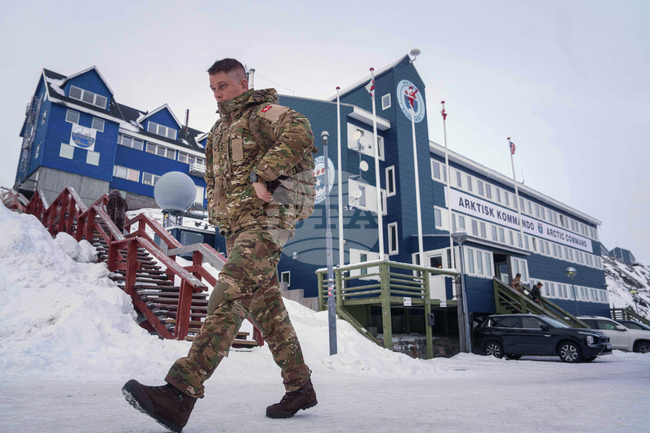 Датското Обединено арктическо командване евакуира член на екипажа на американска подводница в гренландски води
