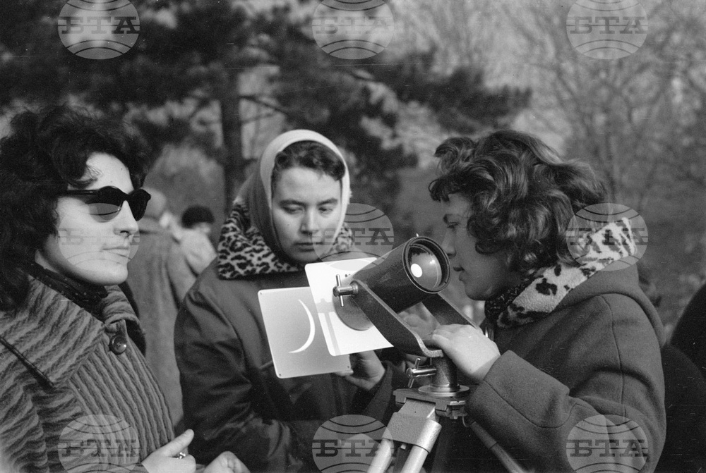 Слънчево затъмнение в България на 15 февруари 1961 година