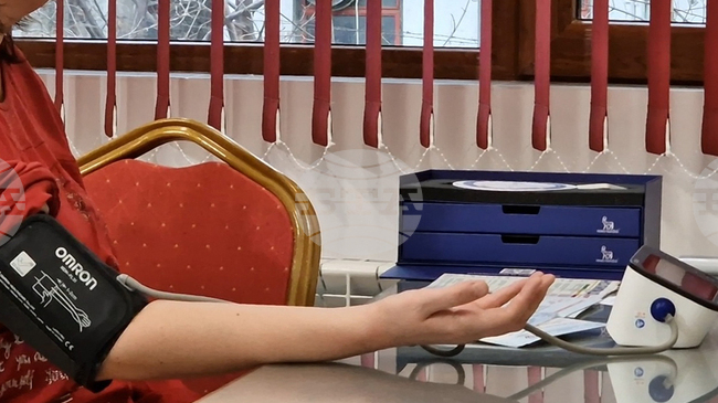 Първите пациенти преминаха през безплатни кардиологични прегледи в бургаския храм „Св. Николай Мирликийски Чудотворец“