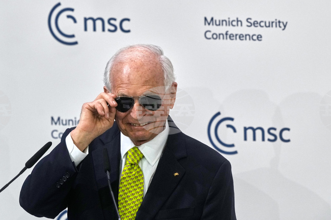 Мюнхенската конференция по сигурността беше открита с шега за слънчевите очила на Макрон