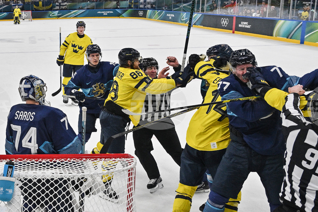 Финландия победи Швеция в повторение на хокейния финал от Пекин 2022, Словакия нанесе второ поражение на домакина на Игрите