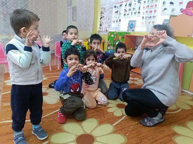 Малчугани от Бисерци: „Любовта ни учи всеки ден, всеки ден се учим на любов“