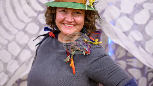 Исках да направя криле, защото птиците не знаят за ограниченията, казва за БТА визуалната артистка Ники Колиър 