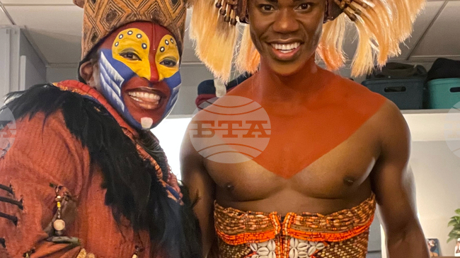 Съпрузи играят заедно в бродуейските постановки „Аладин“ и „Цар Лъв“