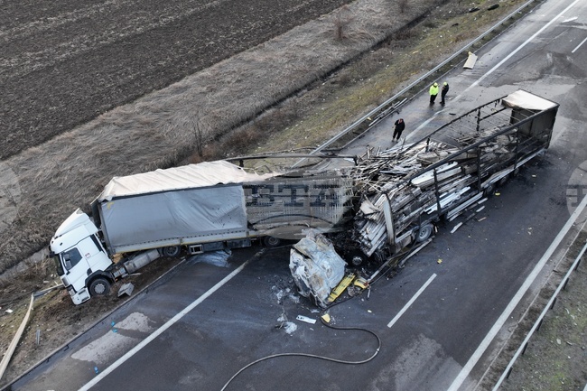 Тежка катастрофа между два тира затвори Северната скоростна тангента при шести километър в посока АМ „Хемус“