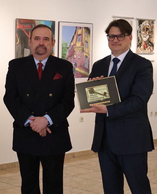 Министърът на културата Мариан Бачев бе отличен със символа „Пазител на ключа“ на Съюза на народните читалища