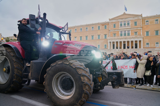 Гръцки фермери протестират с тракторите си в центъра на Атина
