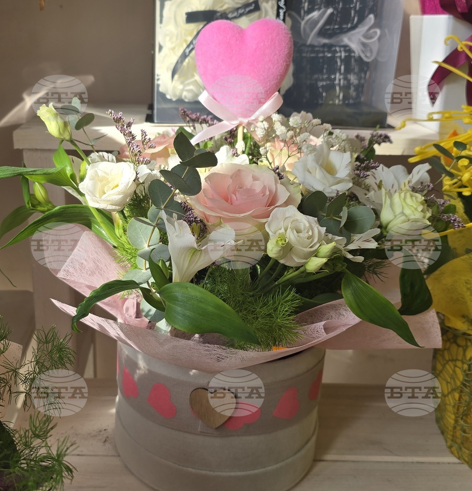 Една двойка е решила да сключи брак на Св. Валентин в Ловеч, според търговци розите не са поскъпнали за празника