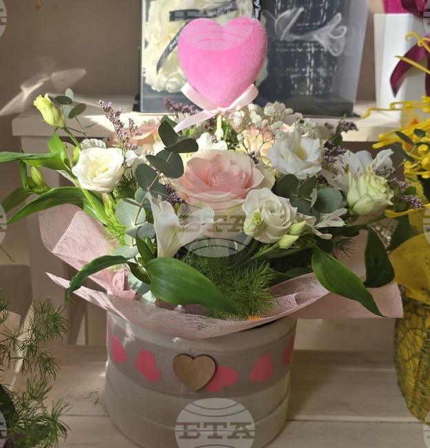 Една двойка е решила да сключи брак на Св. Валентин в Ловеч, според търговци розите не са поскъпнали за празника