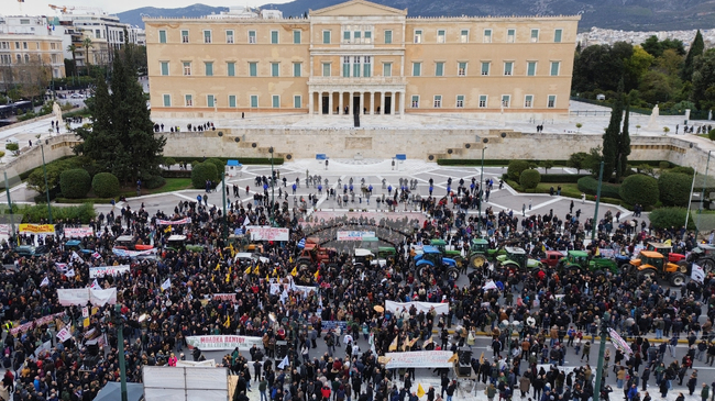 Гръцките фермери се изтеглят с тракторите си след голям митинг в Атина, но обещават да продължат с протестите 
