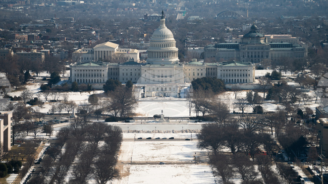 Полицията на Капитолия арестува 18-годишен младеж, който е тичал към сградата на Конгреса, въоръжен с огнестрелно оръжие