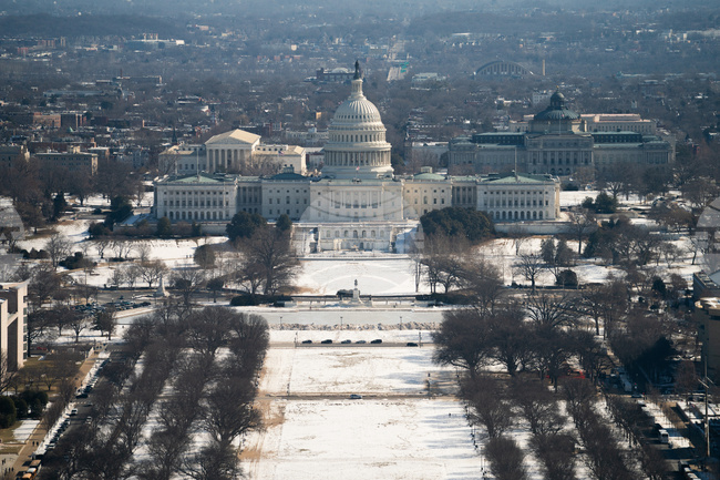Полицията на Капитолия арестува 18-годишен младеж, който е тичал към сградата на Конгреса, въоръжен с огнестрелно оръжие