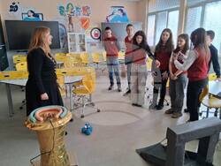 Началникът на Регионалното управление на образованието в София-град Елеонора Лилова откри STEM център в 15-о Средно училище „Адам Мицкевич“. Снимка: РУО в София-град