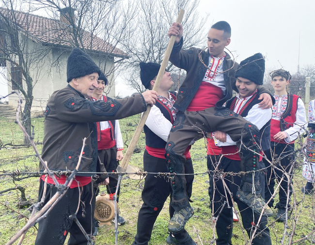 Професионалната гимназия по селско стопанство в Луковит отбеляза своя празник, свързан с Деня на лозаря 