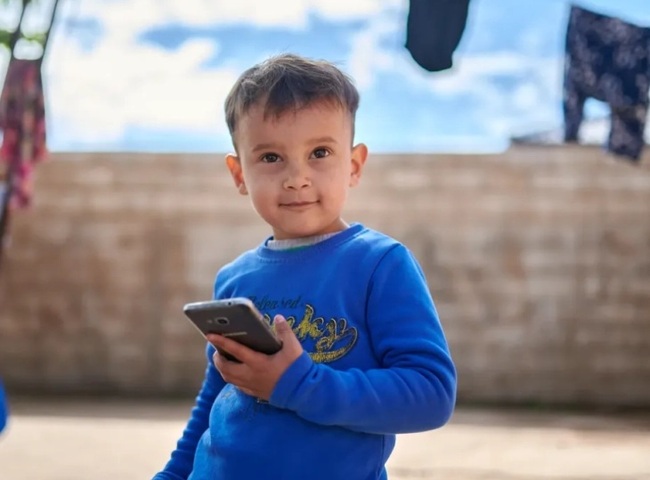 МИНА: Децата няма да бъдат защитени само със забрани; по-безопасните платформи и дигиталната грамотност са ключови