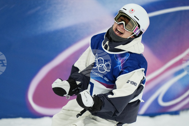 Японецът Юто Тоцука спечели олимпийската титла по сноуборд в дисциплината халфпайп, австралийската легенда Скоти Джеймс отново със сребро