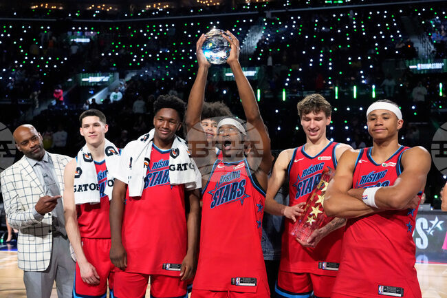 Тимът на Винс Картър спечели турнира на "Изгряващите звезди" в НБА, Ви Джей Еджкомб бе избран за "Най-полезен играч"