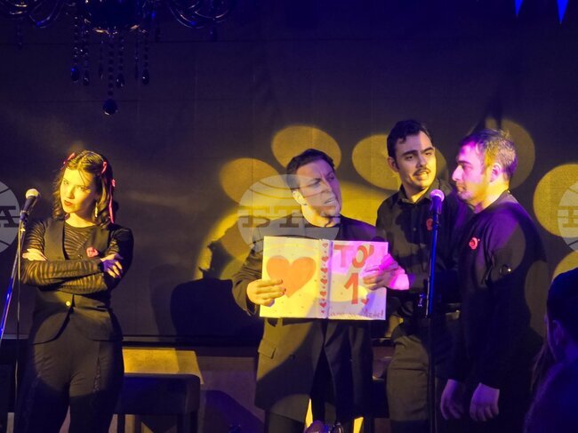 Творческа група от млади актьори представи социално-театрално представление "Любов и вино между редовете" в Добрич 