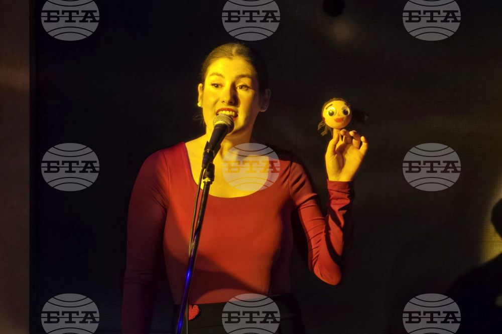 Добрич - „Между редовете“ - социално-театрално представление