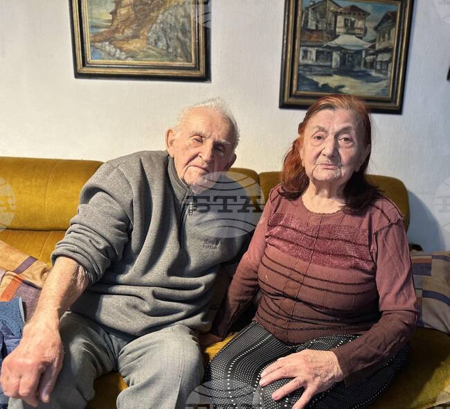 Кметът на Русе отличи най-възрастната семейна двойка в общината