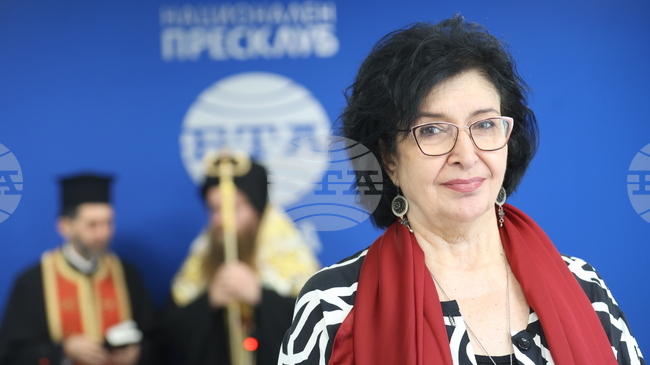 Джаз певицата Вики Алмазиду приветства новия пресклуб на БТА в Атина с песен на големия гръцки композитор Манос Хадзидакис