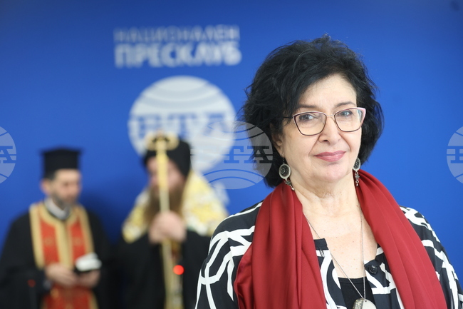 Jazz Singer Vicky Almazidou Performs Song at Opening of BTA Press Club in Athens