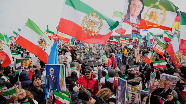 Около 200 000 души протестират в Мюнхен срещу иранските власти, съобщи полицията в баварската столица