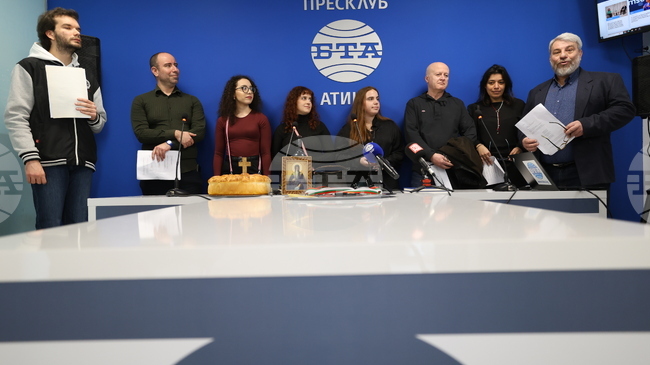 Студенти българисти от Атинския университет и деца от неделното училище поздравиха БТА по време на откриването на Националния пресклуб в Атина