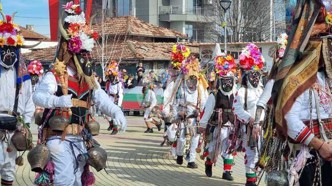 В Раковски се провежда Международният фестивал на кукерските и маскарадни игри „Кукове"