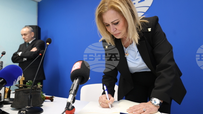 Посланикът на България в Атина Валентин Порязов разговаря с ръководителя на гръцката новинарска агенция АНА-МПА Ария Агаца