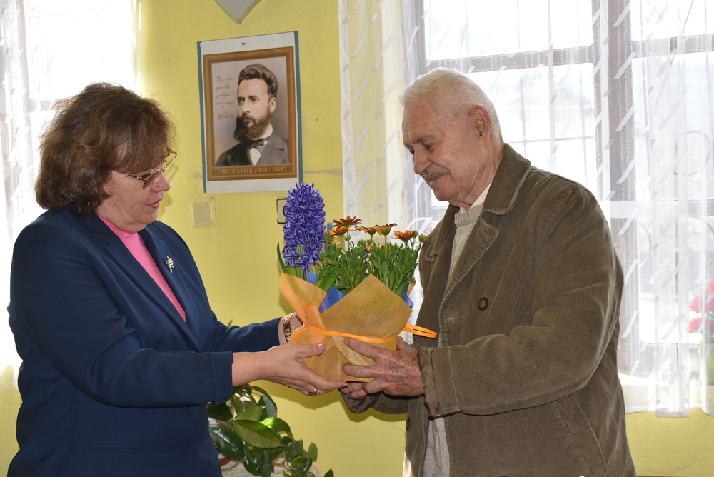 Кметът на Ловеч поздрави бай Васил Василев - дълголетник от село Лешница